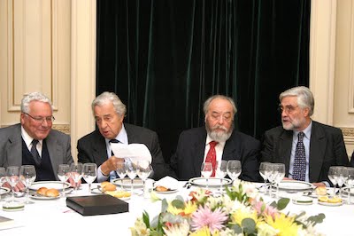Cena de fin de año 2008, en el Club Unión. Cristián Zegers, José Miguel Barros, Juan Agustín Figueroa (presidente SBCH) y Neville Blanc (secretatrio SBCH).
